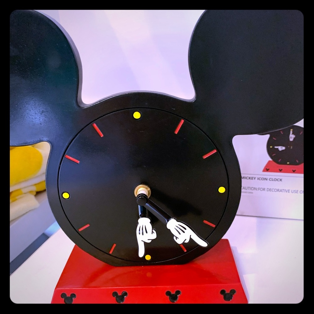 NEW!! DisneyStore Mickey Mouse clock